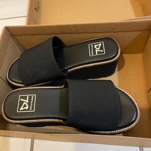 Dirty laundry platform slides size 5.5